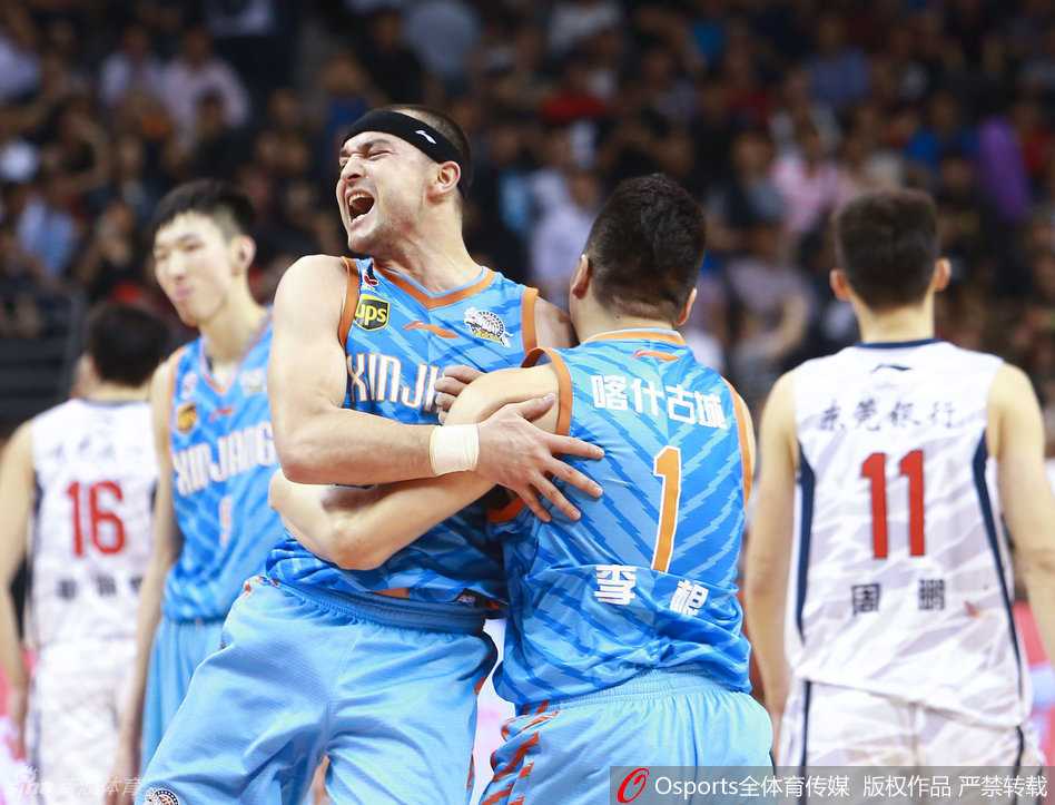 新疆后卫西热力江眼神犀利，沉稳地控球推进，他是这支球队坚守最久的功勋老臣，历经球队九年的起伏，终于亲手将球带向了冠军的彼岸。