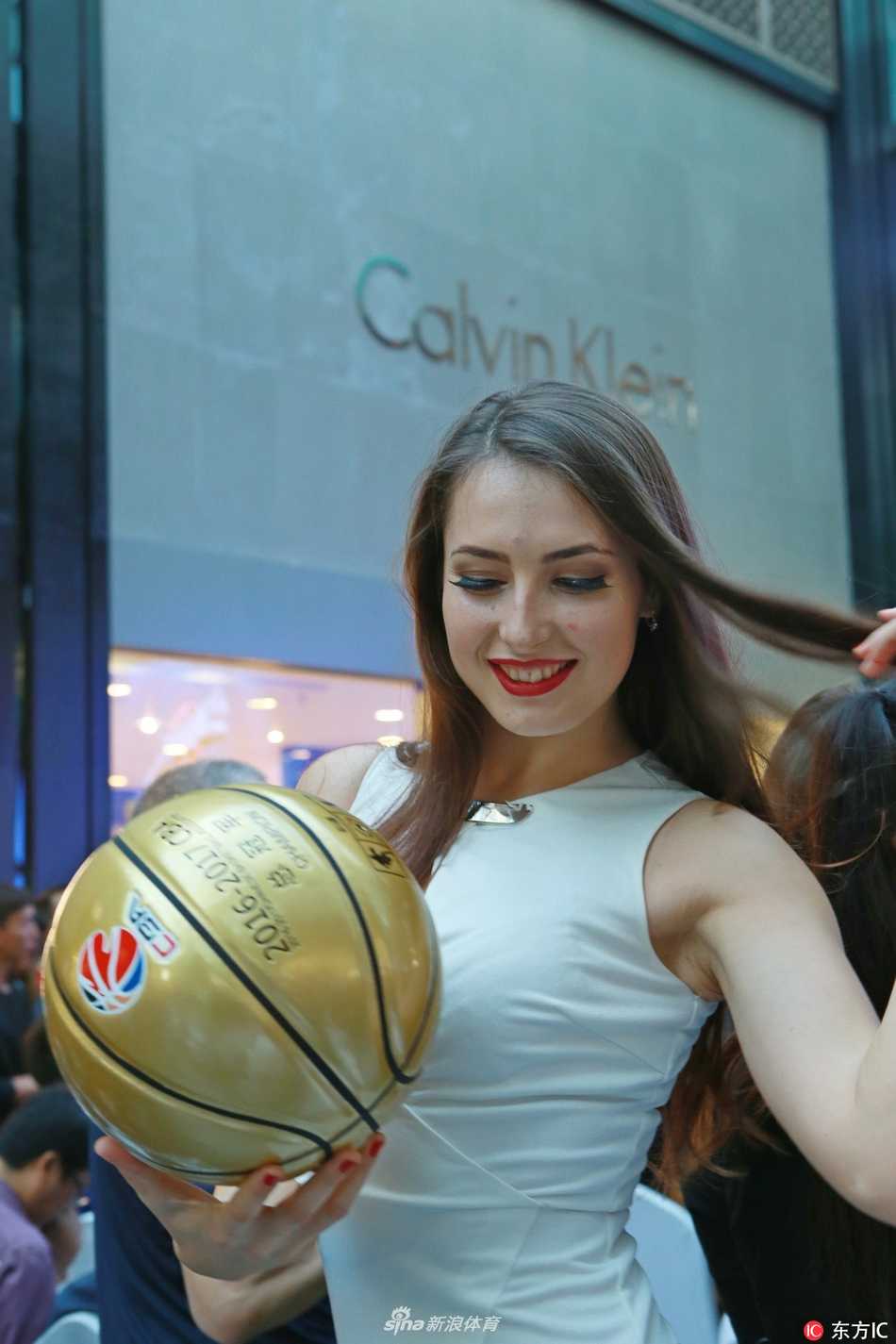 曼妙身姿与铁血篮球形成奇妙融合，俄罗斯姑娘用最直观的方式表达着对新疆广汇的支持，背景的城市风光预示着这支冠军之师将从乌鲁木齐走向更广阔的亚洲赛场