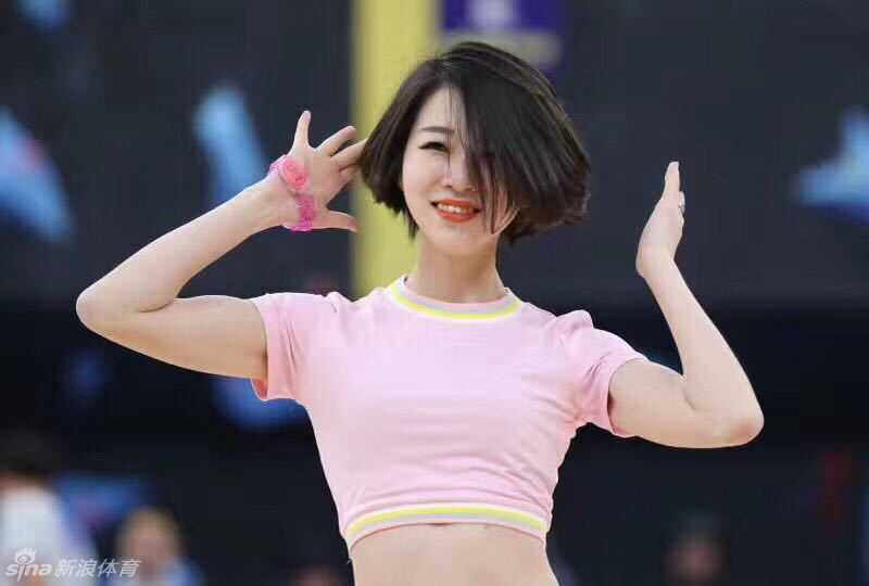 换上休闲打扮的女孩，对着镜头俏皮地秀了一把弹跳力，仿佛像她支持的男篮队员一样，轻盈地跃起，充满青春活力。