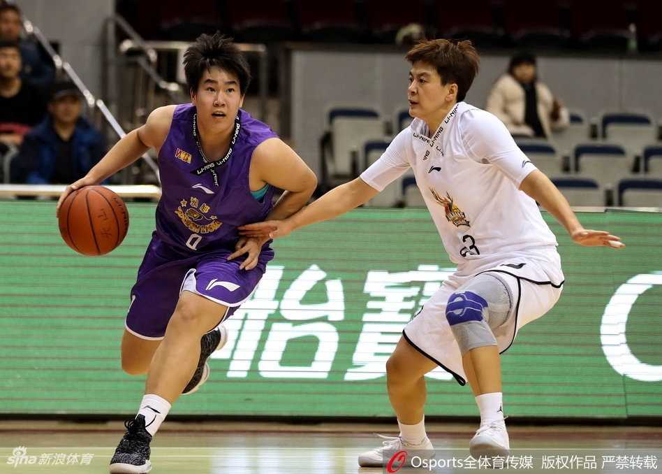 沈部球员全力起跳封盖，却无法阻挡新疆队员坚定出手的决心，身体对抗张力十足