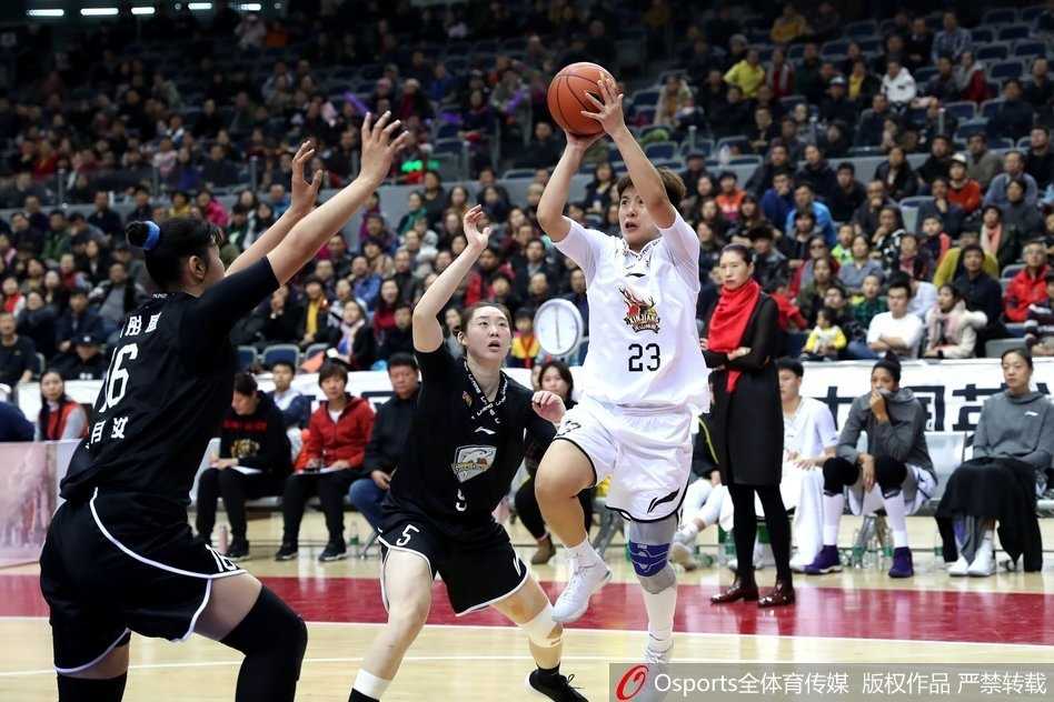 终场哨响，新疆女篮全体队员在中圈拥抱在一起庆祝这场来之不易的七连胜，笑容洋溢在每个人脸上