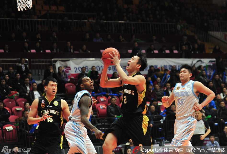 西热力江在底角觅得良机，手起刀落三分命中，他握拳怒吼，用最强势的表现回应着主场球迷的热情。