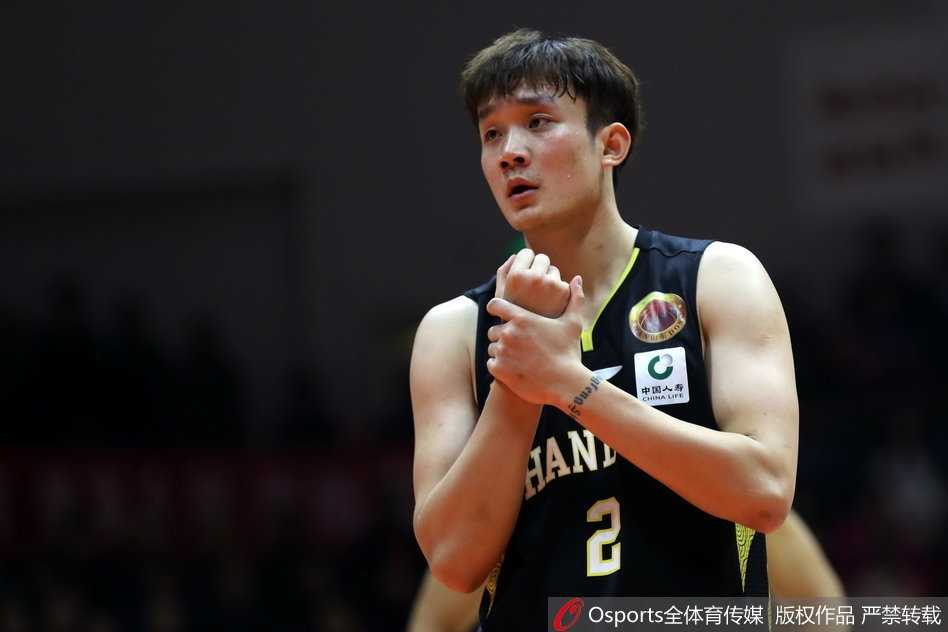 丁彦雨航低着头走向球员通道，23分的光彩掩盖不住错失绝杀的落寞，身后记分牌上的111分，记录着山东篮球最接近破咒的一次壮烈。