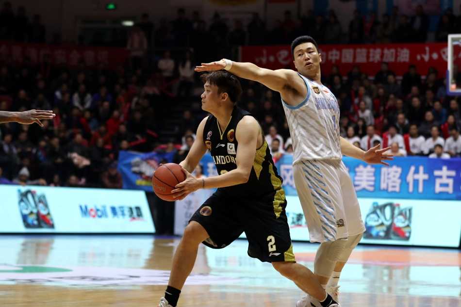 李根在劳森面前高高跃起，肌肉虬结的手臂稳稳将球拨出，3+1打成的瞬间，整个红山体育馆的欢呼声几乎要将穹顶掀翻。