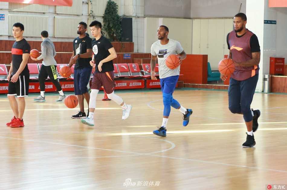 防守悍将西热力江张开双臂全力防守，眼神坚毅如铁，他用令人窒息的外线压迫延续着新疆的钢铁防线。