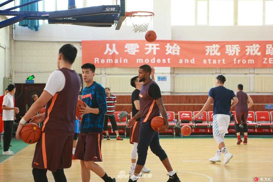 功勋主帅李秋平场边亲自上阵指导，用手臂划出战术路线，他的运筹帷幄将是新疆应对阵容变化的关键所在。