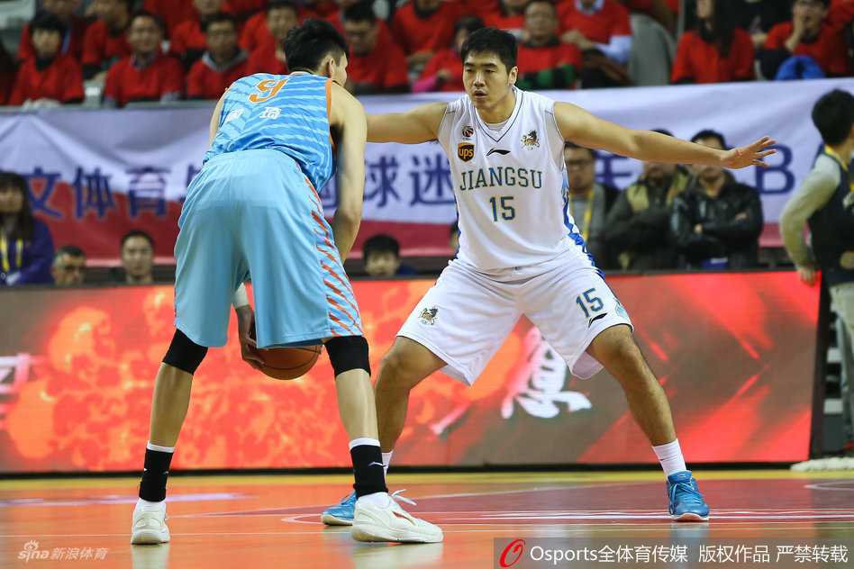 亚当斯在高速奔跑中面对防守球员的封堵，依然在空中拉杆将球送出，完成一次不可思议的高难度上篮。