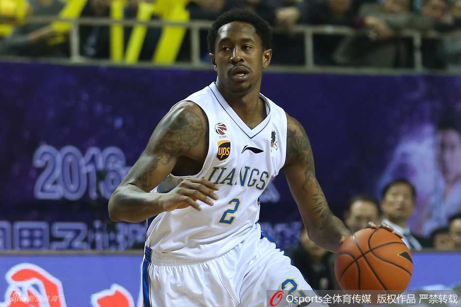 马尚-布鲁克斯运球快速推进，眼神锐利地观察着队友的跑位，准备随时发动致命一击。