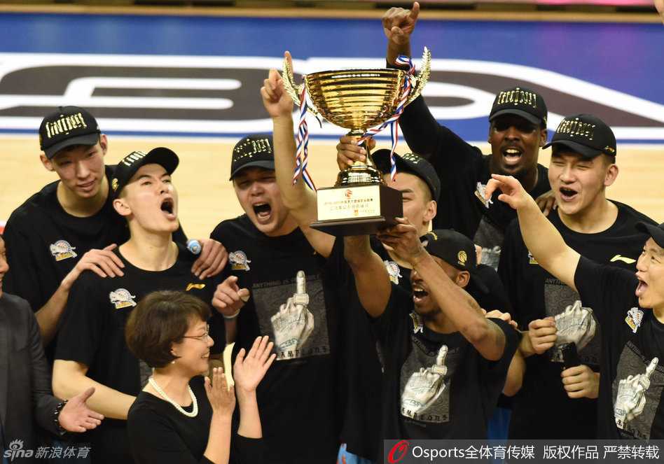 终场哨响的瞬间，新疆队球员们忘情地拥抱在一起，亚当斯被兴奋的队友扑倒，脸上洋溢着胜利的狂喜，红色的彩带如同胜利的瀑布在他们身边倾泻。