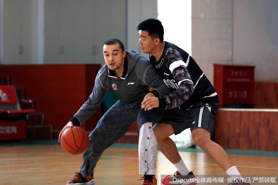 新疆队球员在教练组指导下进行战术跑位，每个人眼神专注，力求将每一个战术细节演练到位。