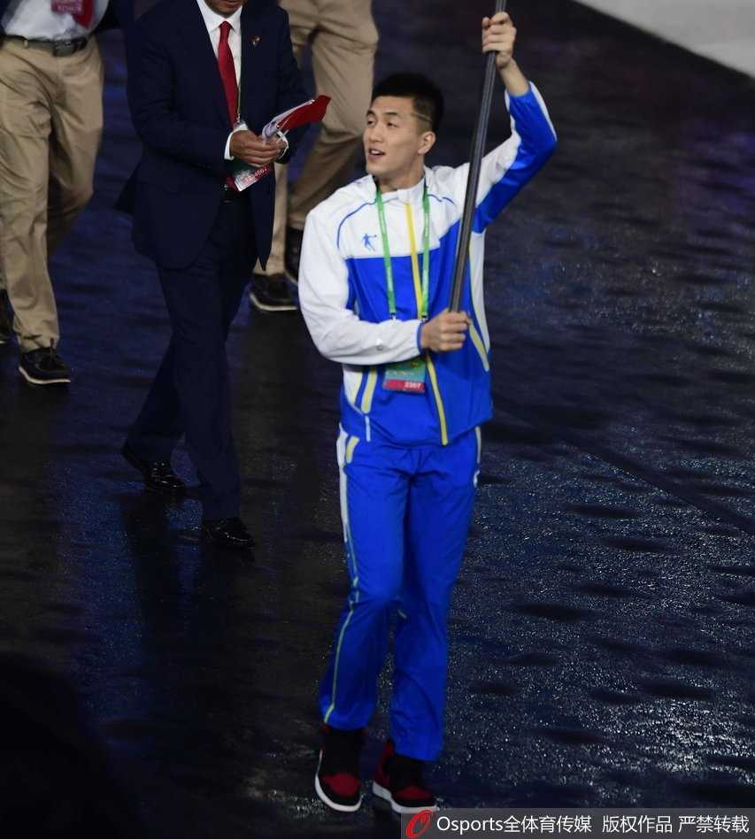郭艾伦身着辽宁代表团礼服，在全运会开幕式上留下帅气的身影，这一刻属于他也属于辽宁。