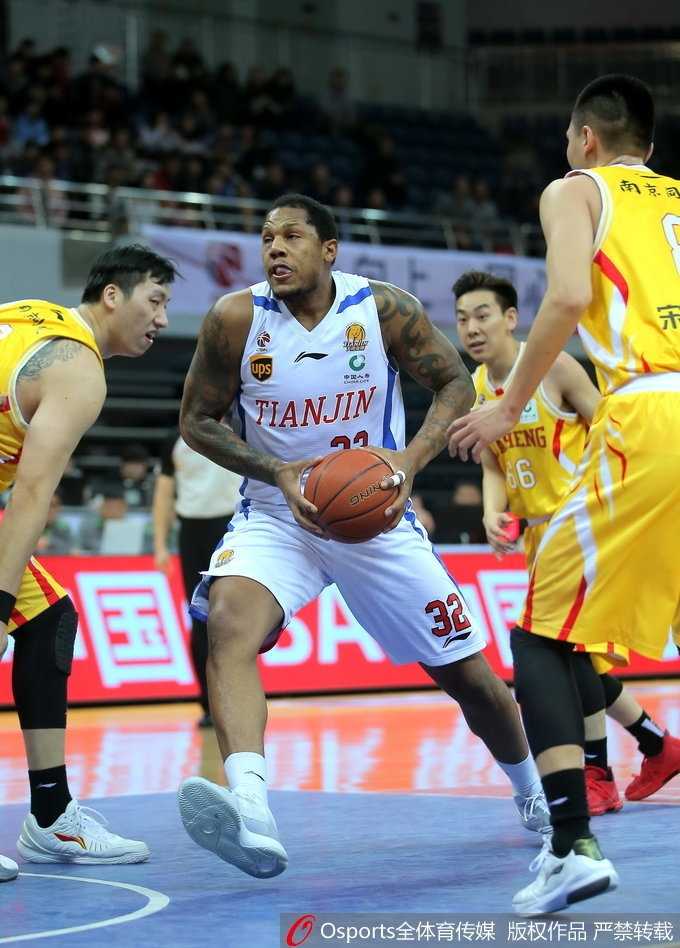 天津队李荣培突破上篮瞬间，他本场贡献21分，是球队获胜的重要功臣