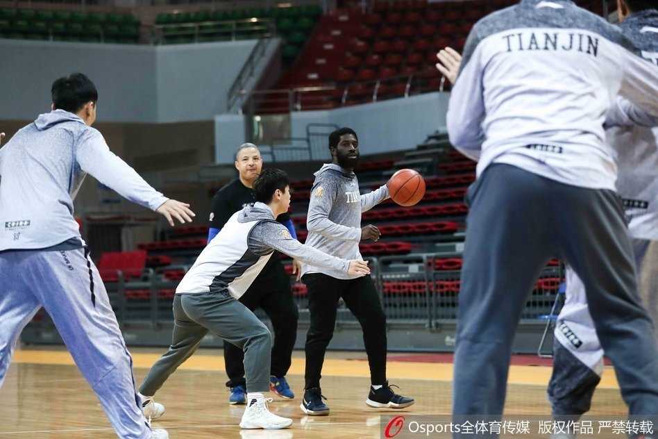 霍尔曼在训练中使出夸张的防守动作，表情搞怪，宛如场上的喜剧演员