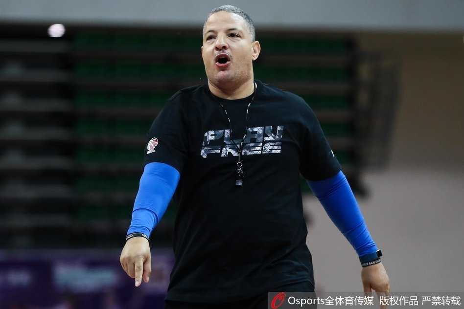 训练场上霍尔曼篮下强攻，面对防守悍将毫不手软，展现出内线统治力