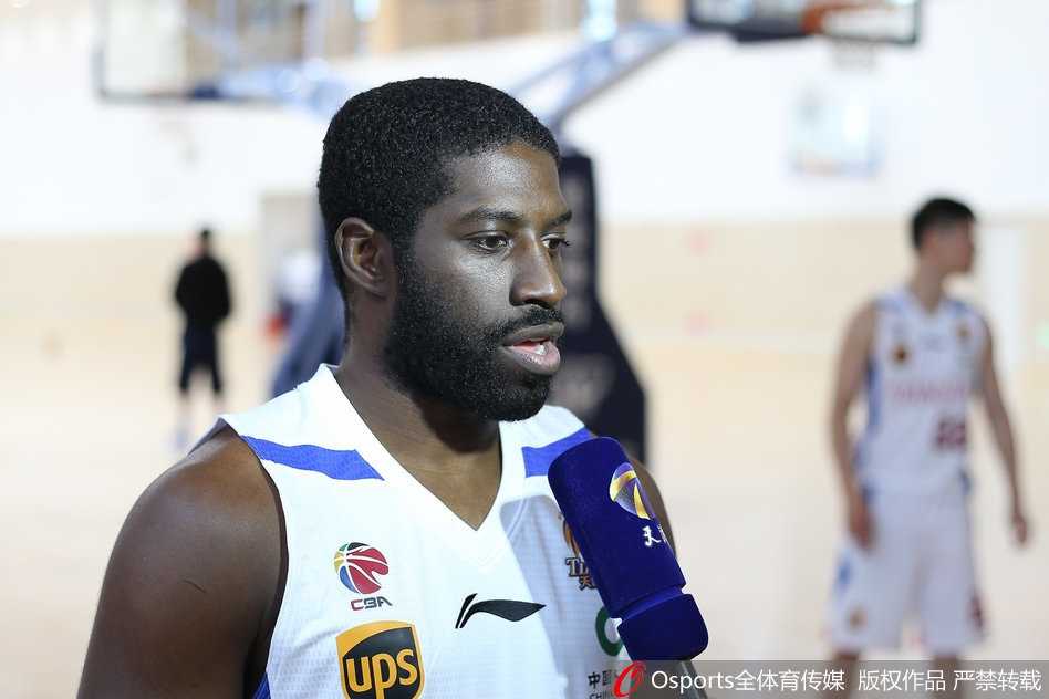 金鑫一脸宠溺地给霍尔曼来个结实的公主抱，体型差萌翻在场工作人员。