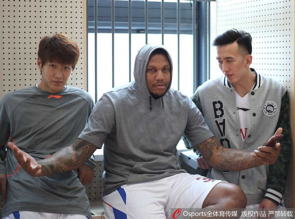 搞怪天王驾到，霍尔曼在镜头前即兴躺地摆拍，表情夸张逗乐全场队友。