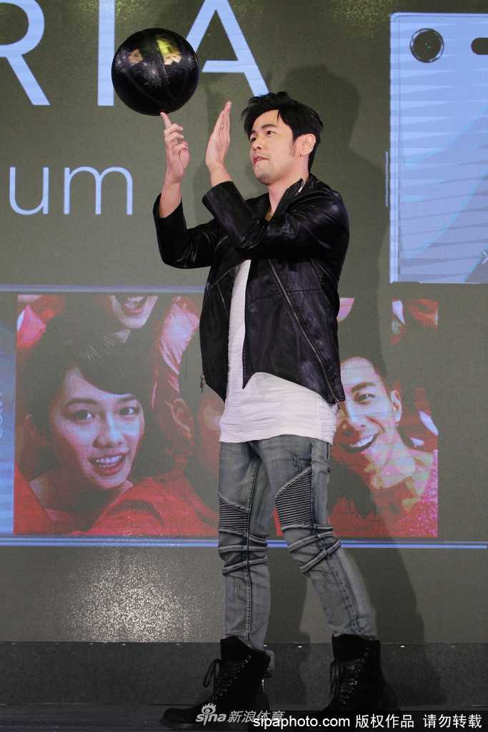 天王也调皮 周杰伦台北秀球技玩自拍 花式篮球点燃全场热情 周杰伦高高跃起,做出投篮动作,尽管是在活动场地上,他依然投入地享受着篮球带来的快乐。