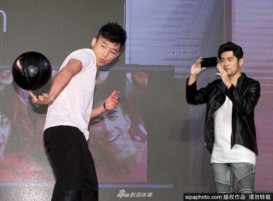 天王也调皮 周杰伦台北秀球技玩自拍 花式篮球点燃全场热情 周杰伦聚精会神地盯着手中的篮球,正准备来一个花哨的胯下运球,动作虽不专业却颇具喜感。