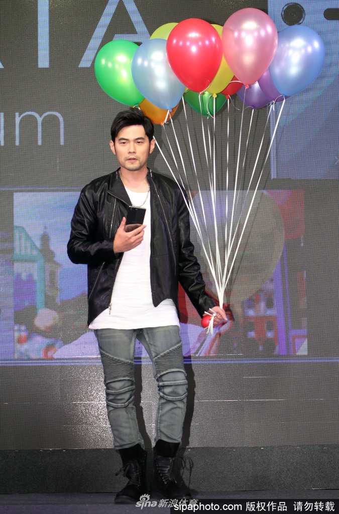 天王也调皮 周杰伦台北秀球技玩自拍 花式篮球点燃全场热情 周杰伦拿起手机自拍,镜头前的他眼神专注,背景是模糊的活动灯光,仿佛要将这一刻的欢乐全部收录。