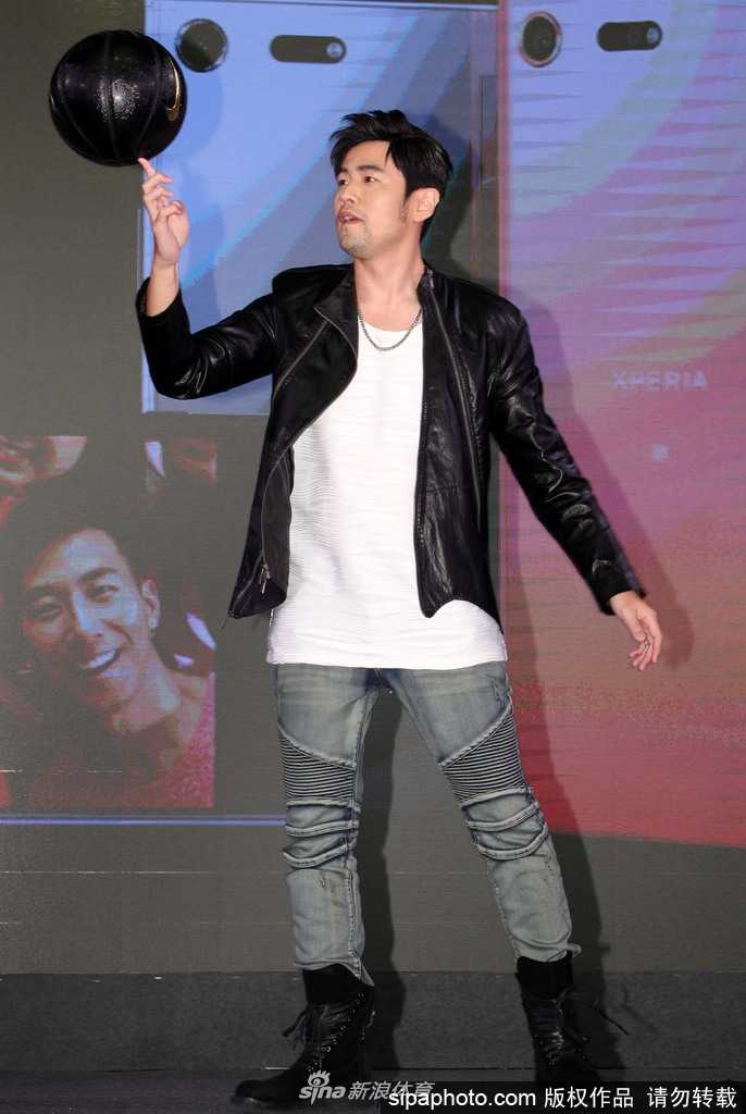 天王也调皮 周杰伦台北秀球技玩自拍 花式篮球点燃全场热情 面对众多镜头和粉丝的欢呼,周杰伦开心地挥手致意,身后的大屏幕记录下他这一欢乐时刻。