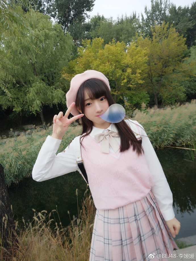 李媛媛站在球场中央，以甜美的微笑和优雅的姿态，向所有人发出邀约，共同见证这场篮球盛宴的精彩瞬间。