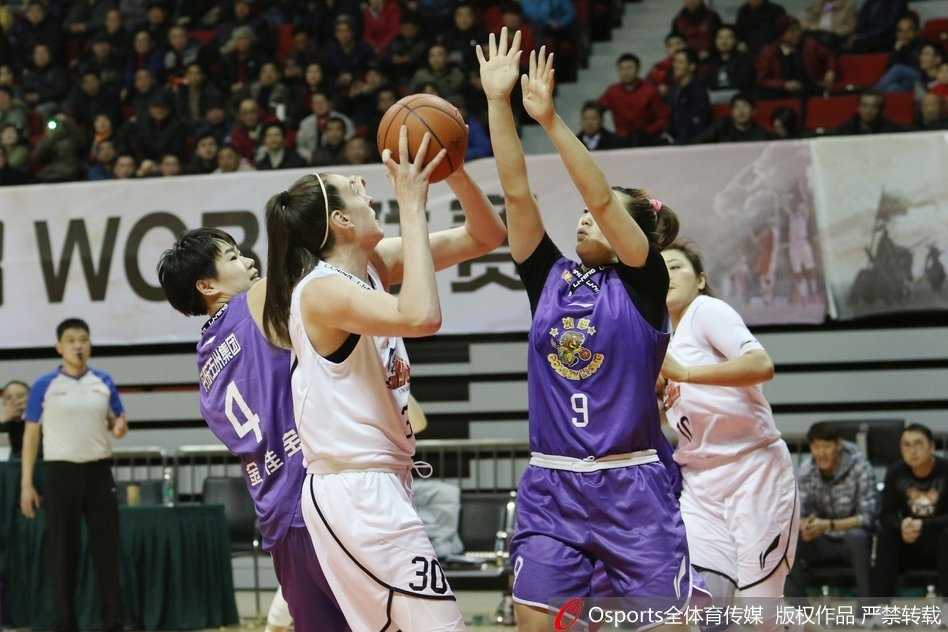 郇欢在篮下卡位如山，高高跃起摘下关键篮板，为上海队赢得了又一次宝贵的进攻机会。