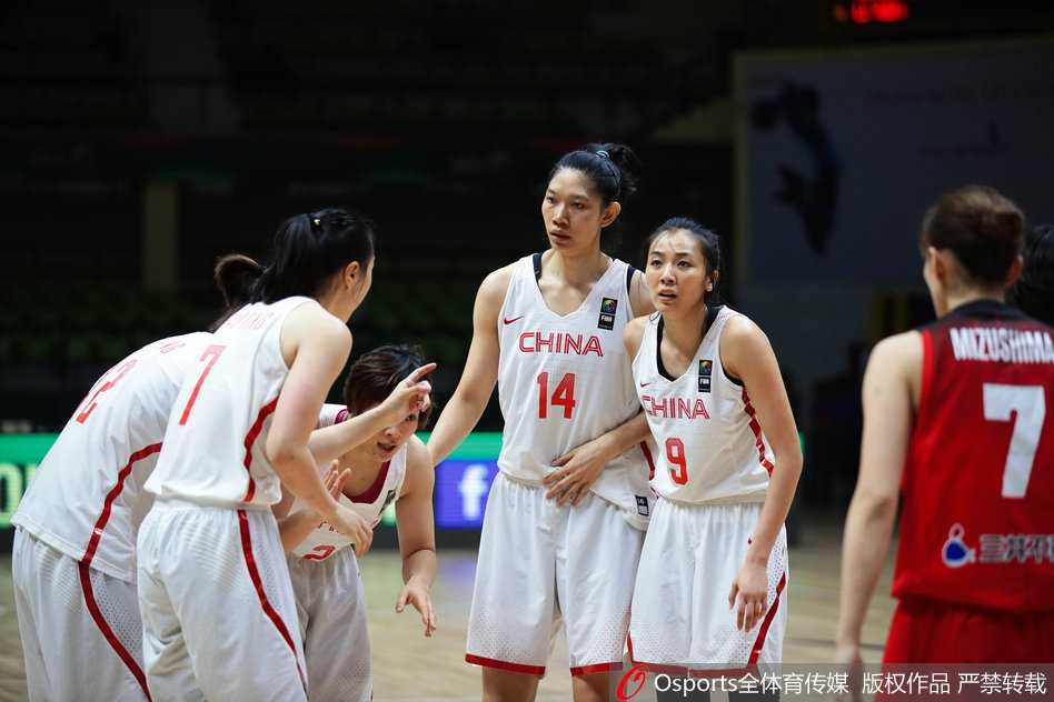 终场哨响，比分牌上的数字冷酷无情，一位中国队球员落寞地走下场，背影写满了不甘。