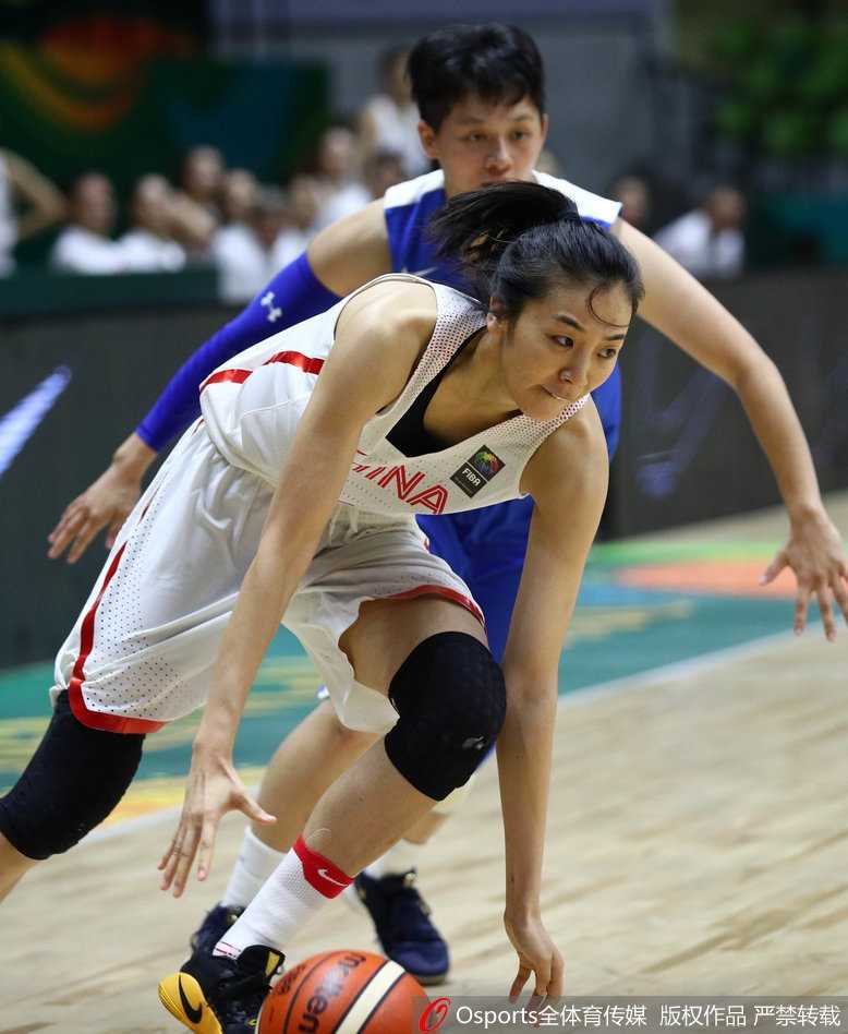 前锋黄思静犹如一把尖刀直插对手腹地，她无视防守高高跃起，用一次精准的急停跳投撕裂了对方的防线。