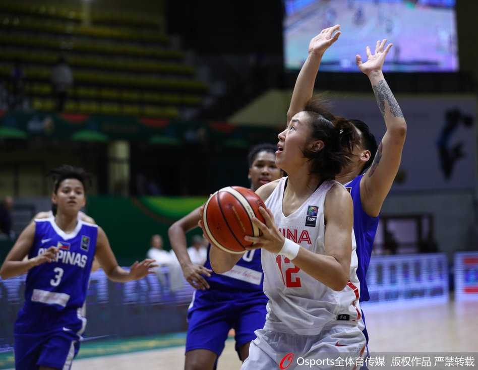 队长邵婷犹如球场指挥官，面对扑防而来的菲律宾球员，她沉稳地护住球，目光如炬地观察着队友的跑位，随时准备撕开对手的防线送出致命一传。