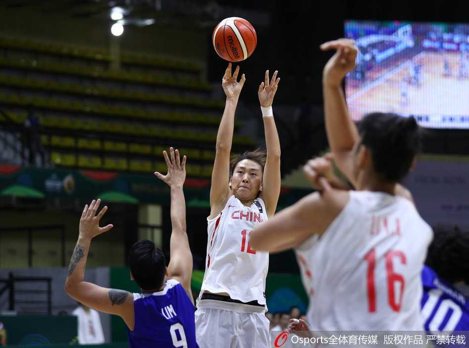 中国女篮希望之星李月汝面对菲律宾球员的防守，用强壮的身体卡住位置，高高跃起完成篮下终结，眼神中透露出不可阻挡的气势。