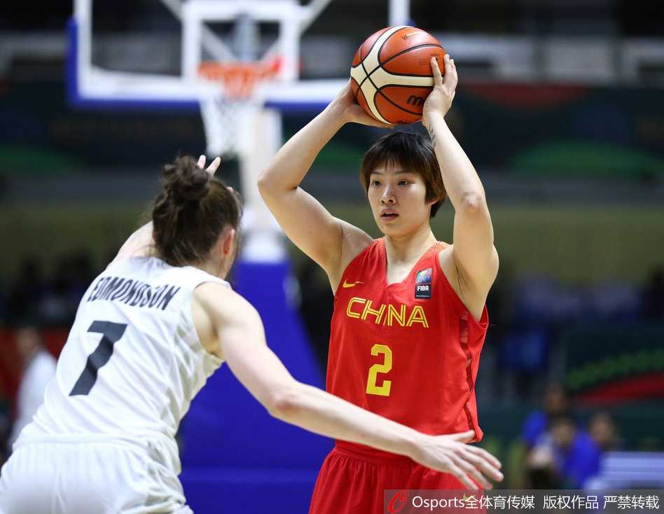 进球后的中国女篮队员击掌相庆，彼此眼中充满信任与鼓励，团队化学反应在瞬间升华。