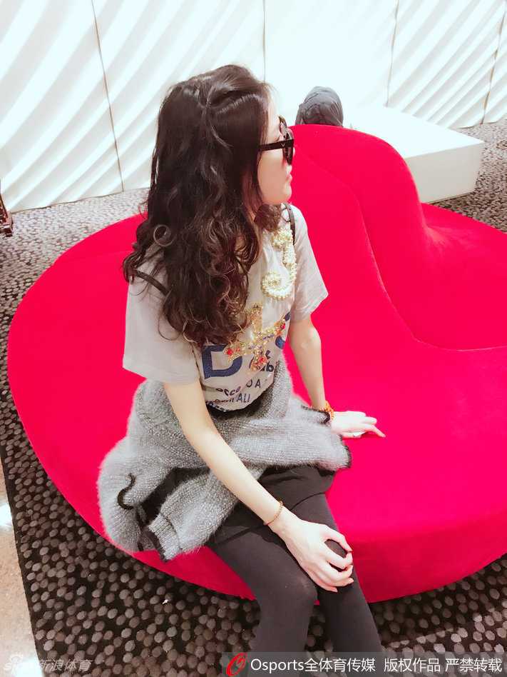 许诺面带微笑，轻松完成一字马动作，惊人的身体素质和自信风采，让她成为球场上最耀眼的一道风景线。