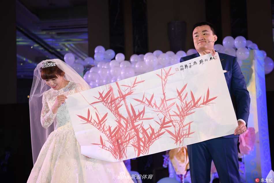 身披洁白婚纱的杨半伴与身着笔挺西装的新郎共同切蛋糕，蛋糕的甜蜜与现场的喜庆氛围融为一体。