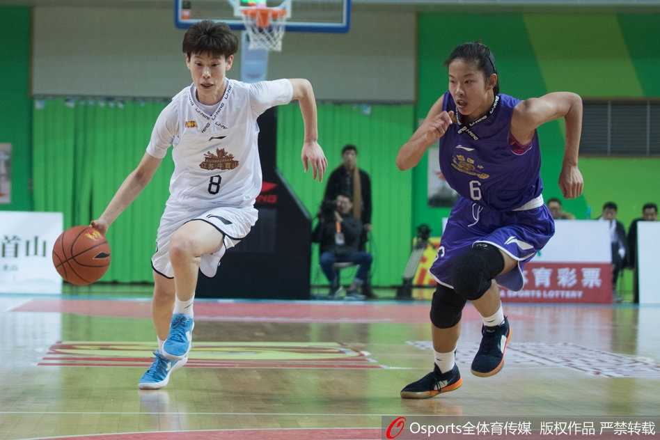 江苏外援梅德韦杰夫完成一次势大力沉的双手暴扣，整个篮架都在颤抖，她挂在篮圈上的瞬间，全场球迷为之沸腾。