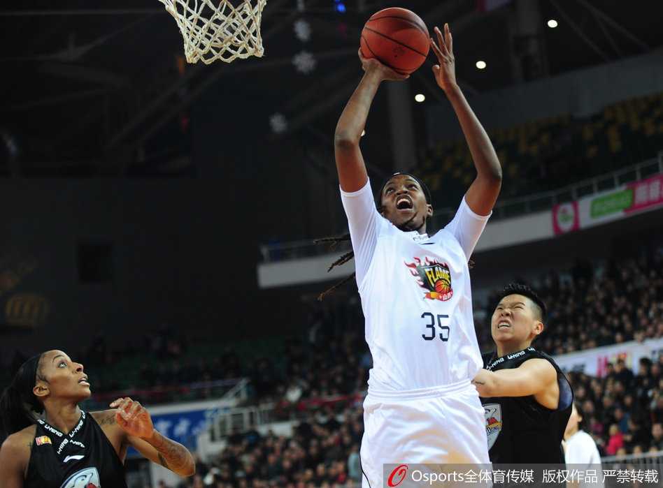 广东队李月汝篮下强打，利用身体优势顶开防守，柔和的手感让篮球空心入网，展现年轻国手的潜力。