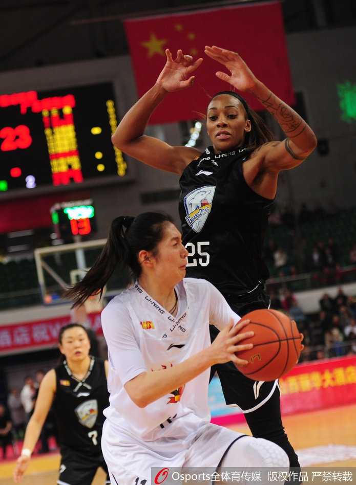 比赛结束后，山西女篮姑娘们紧紧拥抱在一起，汗水与笑容交织，庆祝这场来之不易的加时胜利。