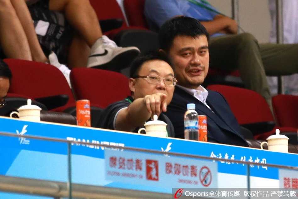 比赛中出现精彩镜头，姚明身体微微前倾，双拳紧握放在嘴边，仿佛下一秒就要喊出声来，那股恨不得自己披挂上阵的冲动，全写在了这张专注的脸上。