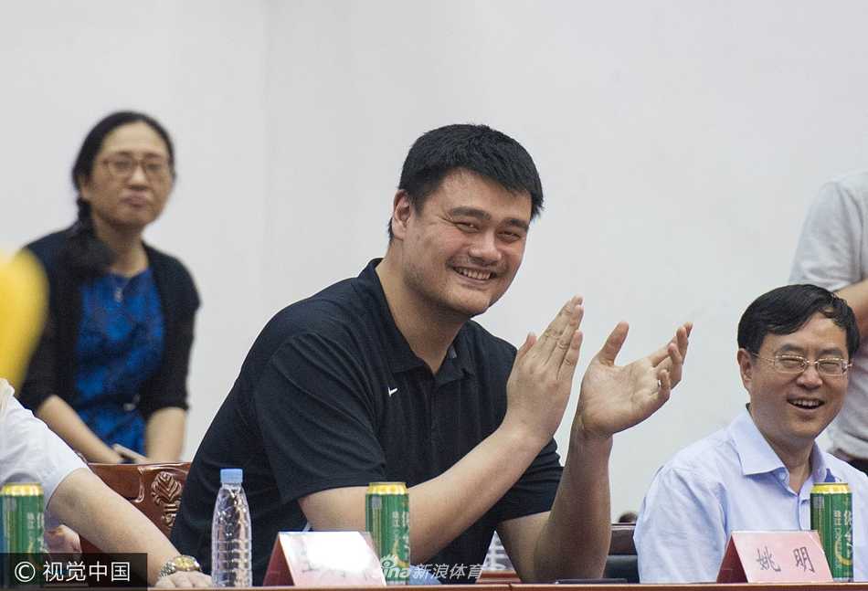 姚明在看台上突然开怀大笑，眼睛眯成两道弯弯的月牙，嘴角高高上扬，露出整齐的牙齿，平日严肃的形象瞬间变得憨态可掬，成为当晚最亮眼的场外风景。