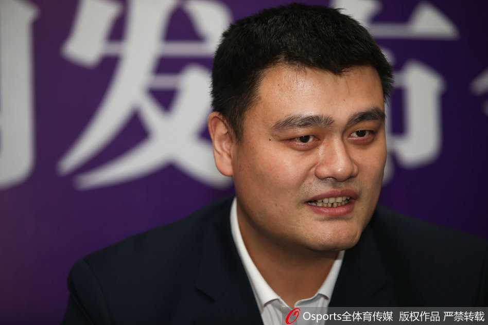 全运会男篮预赛南昌赛区的新闻发布会全景，现场座无虚席，长枪短炮的镜头对准台上的姚明和宫鲁鸣，记录下中国男篮开启改革征程的历史性一刻。