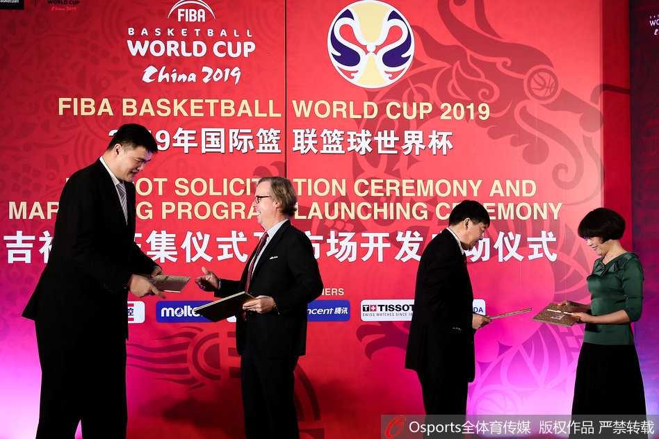 身姿挺拔的篮协主席姚明在麦克风前神情专注，目光如炬，仿佛正用他的篮球智慧向全球设计师发出共创盛举的深情呼唤。