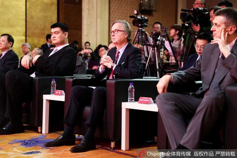 投递完邀请函后，姚明面带标志性的微笑转身面对镜头，身后的邮筒成为历史的见证者，他那高大的身影在这一刻象征着中国篮球向世界敞开怀抱的博大胸怀。