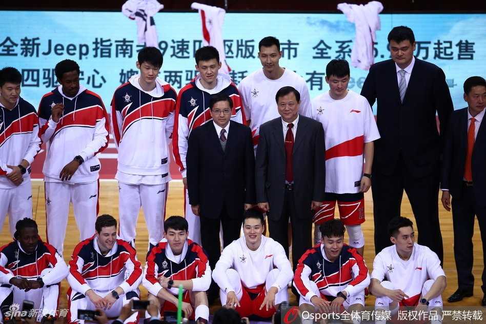 全场比赛结束后，姚明与南北明星队的全体成员在场地中央合影留念，灿烂的笑容和簇拥的身影记录下了这届具有里程碑意义的全明星周末大团圆。