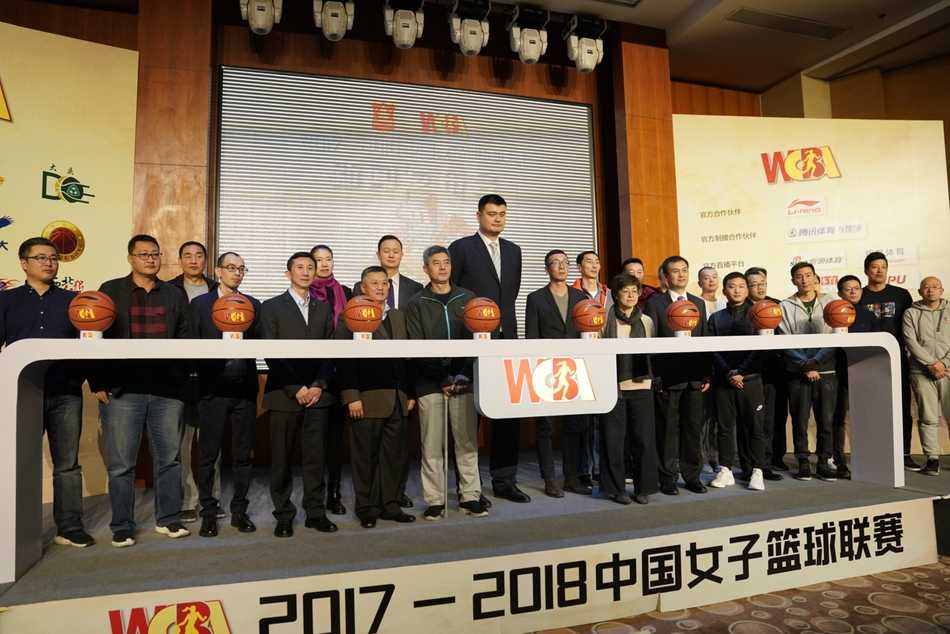 女篮国手邵婷跨界客串发布会主持，手持话筒尽显学霸风采，与姚明的互动妙趣横生。