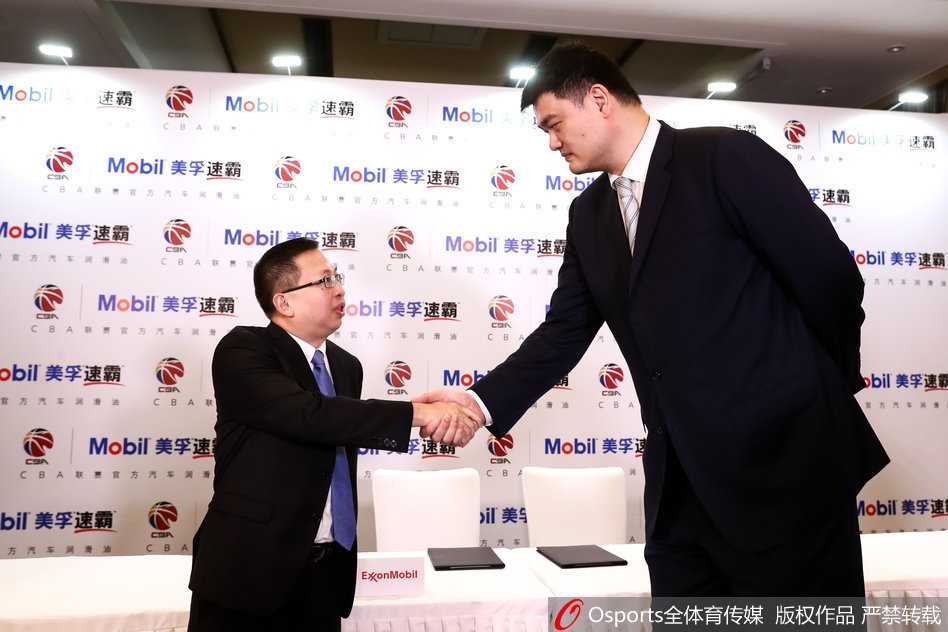 镜头定格在姚明与埃克森美孚中国总经理王易明先生正式签署协议的瞬间，桌上文件见证着双方合作的深化与承诺。