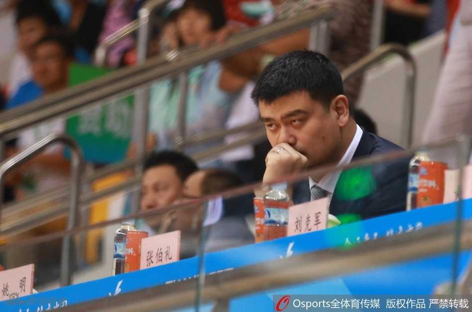 李楠安静地坐在观众席上，眼神中流露出专业的审视，他关注着场上年轻球员的每一个跑位，为中国男篮的未来储备默默考察。