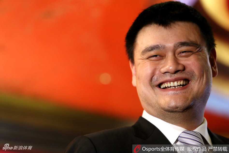 面对镜头，姚明双手交叉从容作答，宽阔的肩膀仿佛承载着中国篮球改革的千斤重担，身后的背景板映衬着男篮世界杯的主题，这一刻历史仿佛定格。