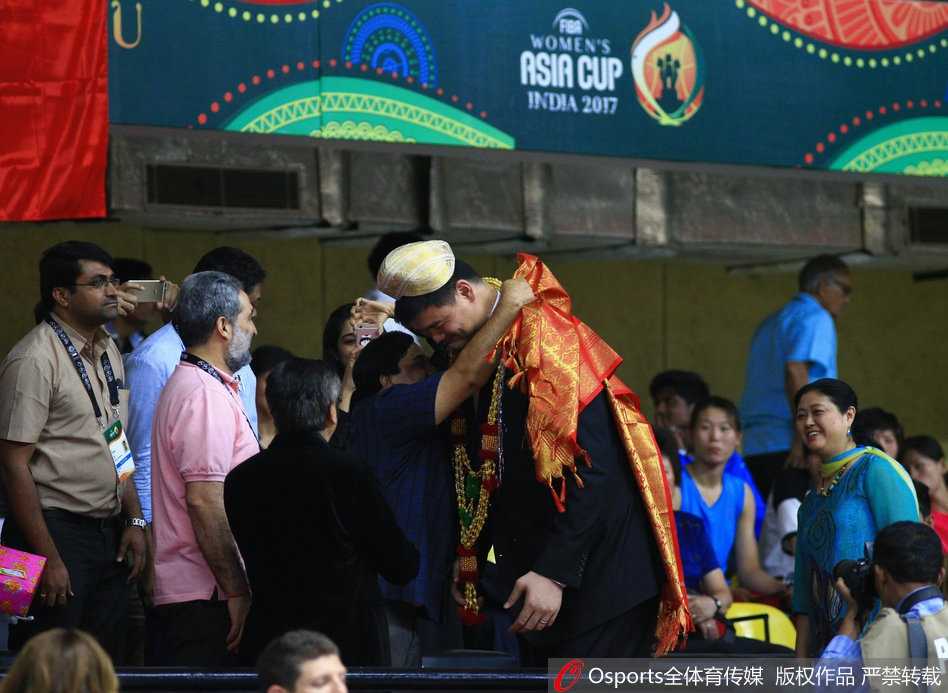 看台上的姚明神情专注，时而托腮沉思，时而眉头紧锁，赛场上每一次攻防转换都牵动着他的心，这位中国篮球的掌舵人正以最投入的姿态关注着女篮的表现。