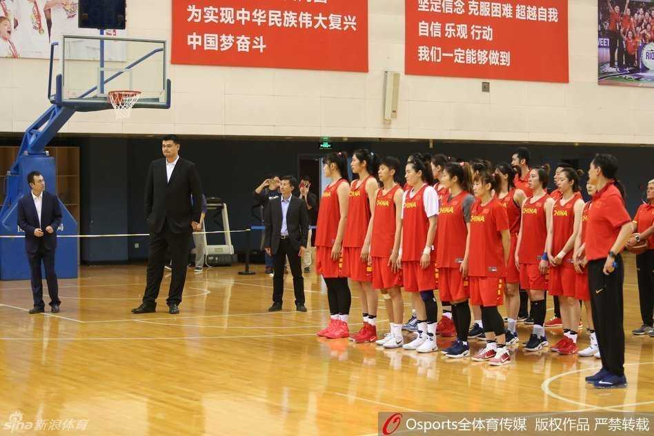 训练场上对抗瞬间白热化，女篮队员们在篮下全力卡位拼抢，肌肉的碰撞声仿佛穿透画面，每个人都龇着牙咧着嘴，脸上写满了对胜利的渴望和不甘人后的倔强。