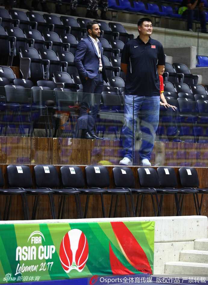 记分牌上的97-71显得格外刺眼，红色的数字诉说着这场比赛的残酷，也映衬着球员们离场时落寞的背影。