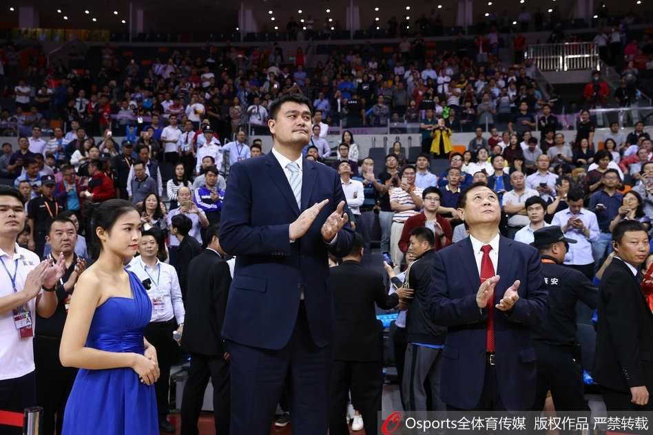 姚明与李金生在颁奖前亲切交谈，两人脸上洋溢的笑容透露出对中国篮球未来的期许，这次东莞之行不仅是颁奖，更是对篮球文化的深度探寻。